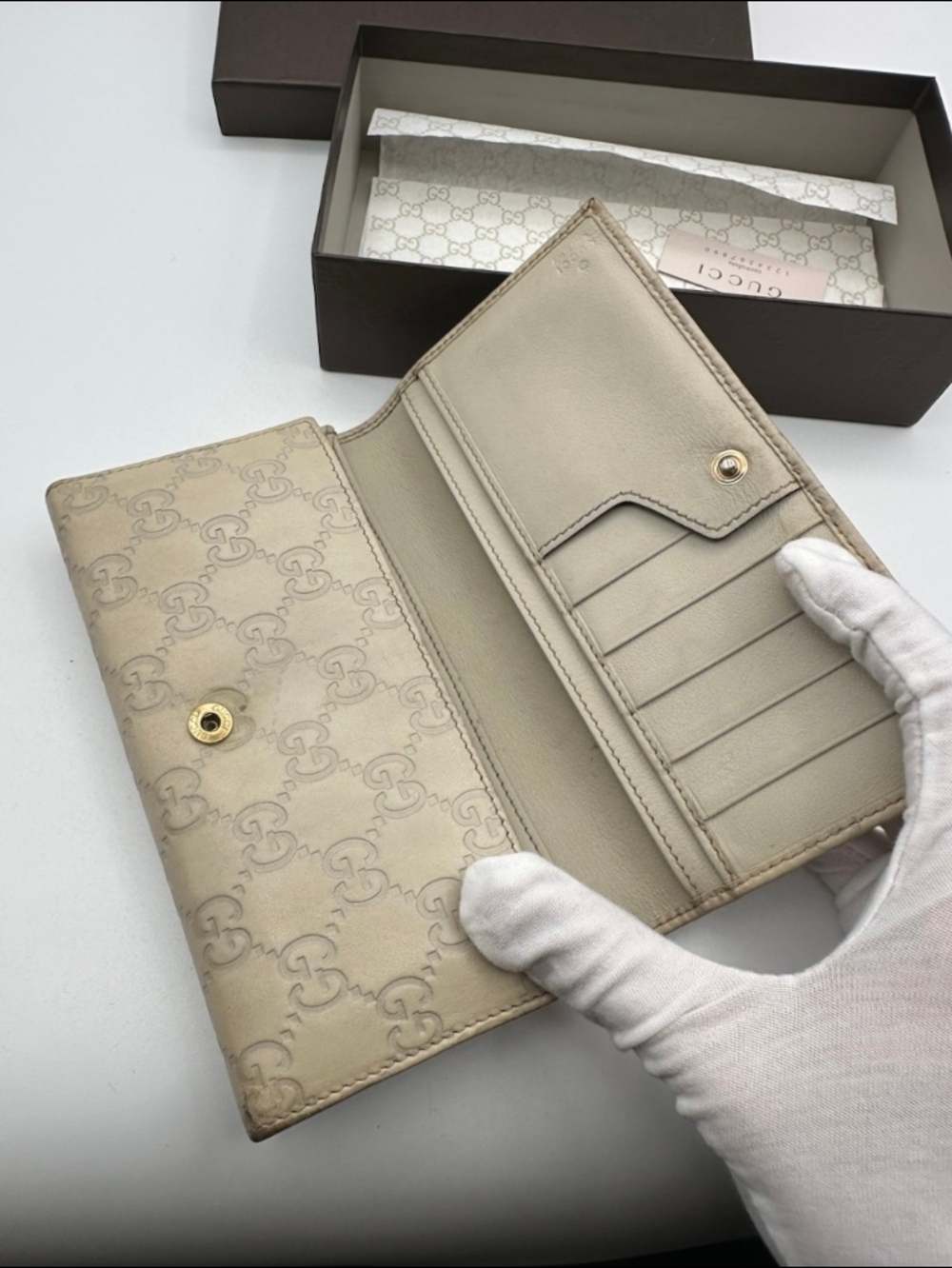 Gucci Beige Signature GG Continental Wallet with Gold Plaque - Picture 11 of 12